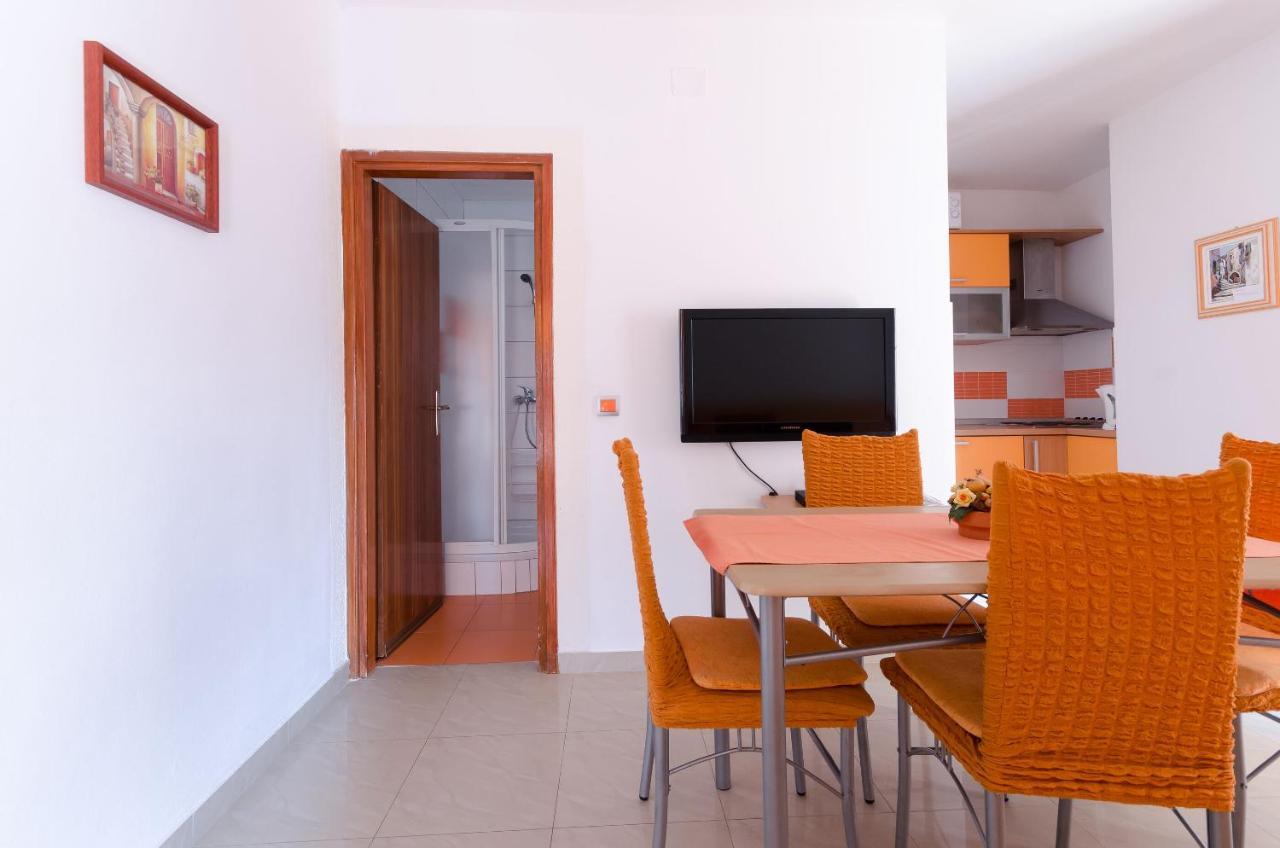 Apartments Helena Lopar Bagian luar foto