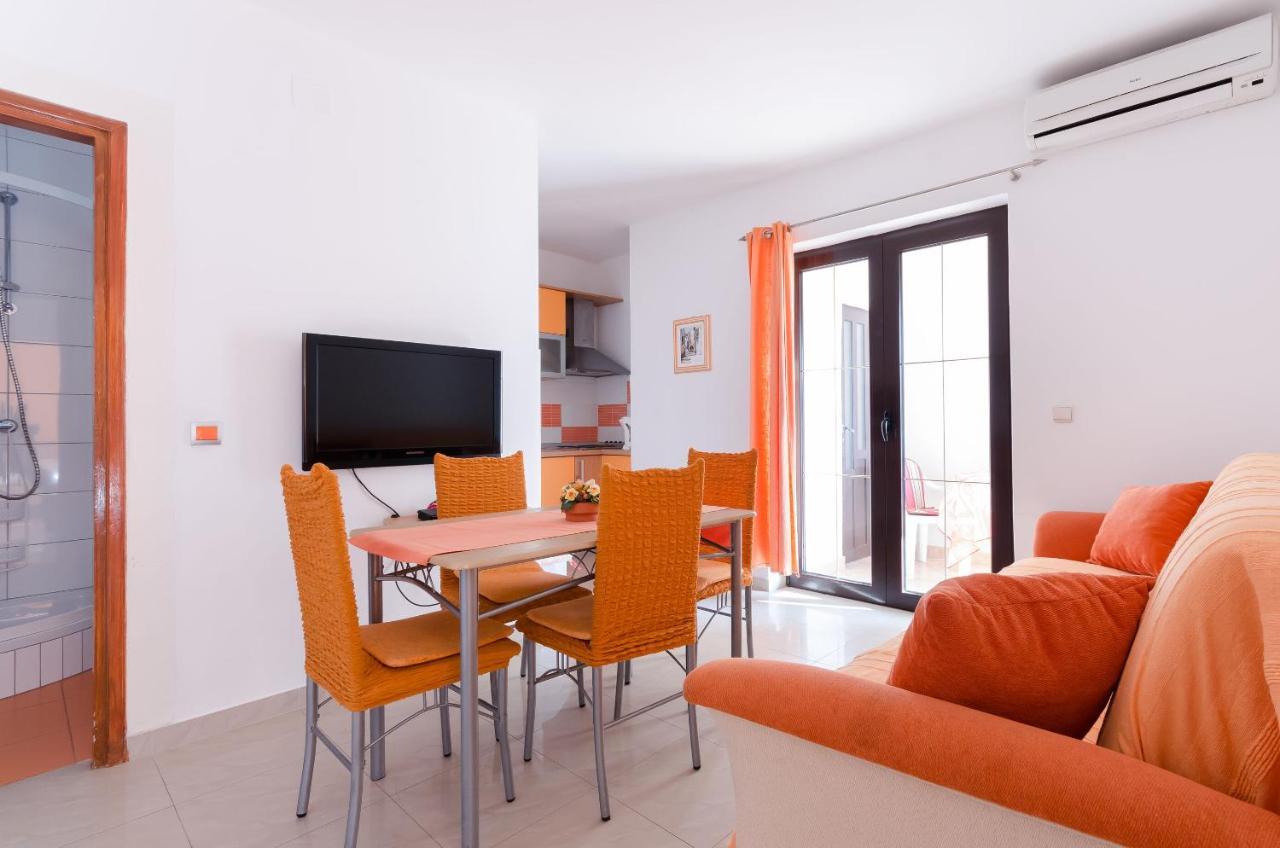 Apartments Helena Lopar Bagian luar foto