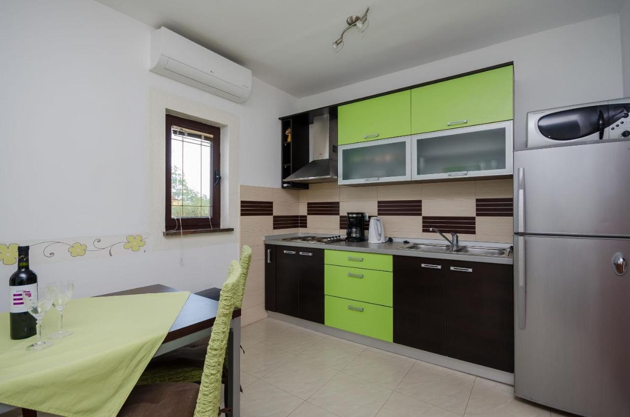 Apartments Helena Lopar Bagian luar foto
