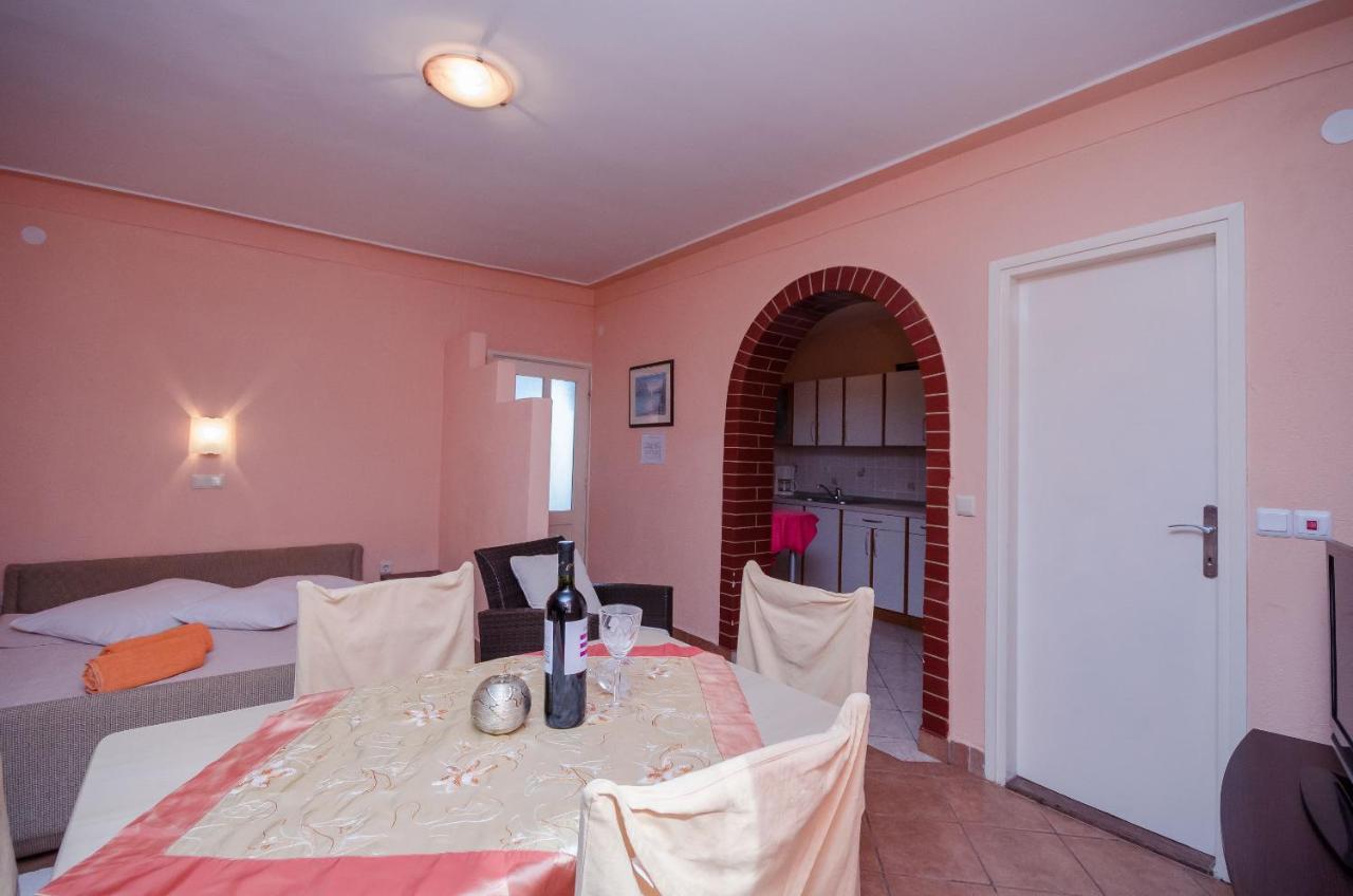 Apartments Helena Lopar Bagian luar foto