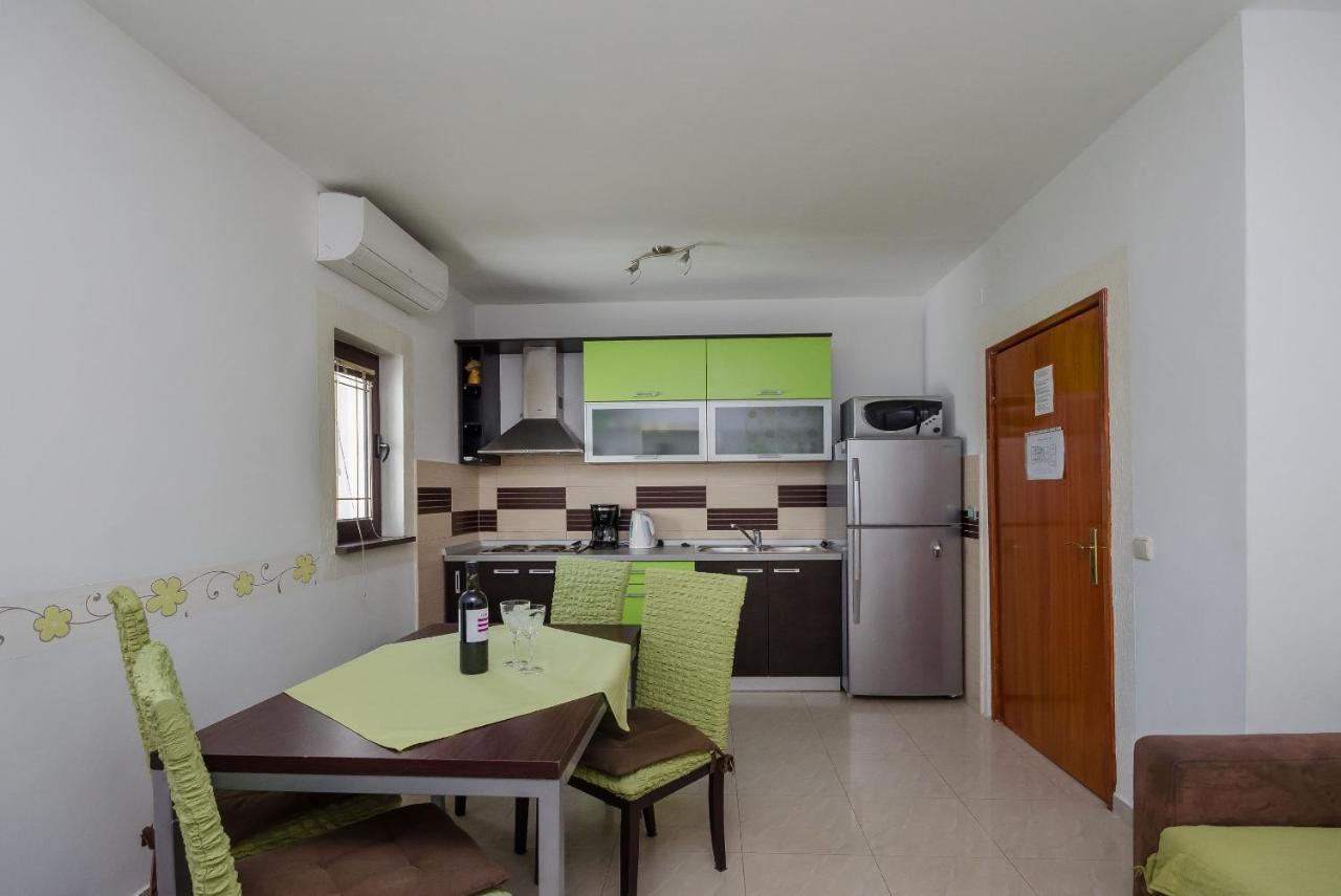 Apartments Helena Lopar Bagian luar foto