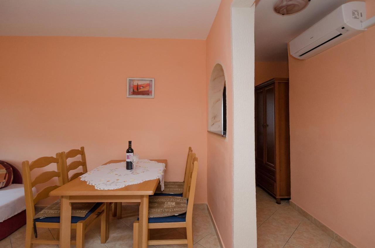 Apartments Helena Lopar Bagian luar foto